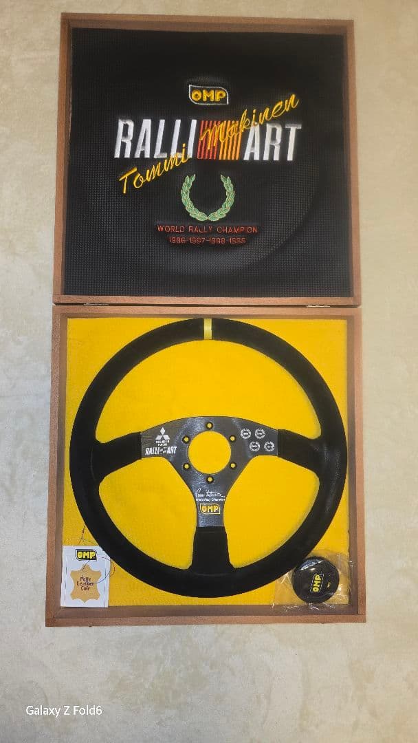 OMP トミー・マキネンWRC４連覇記念モデルステアリング 世界限定500本