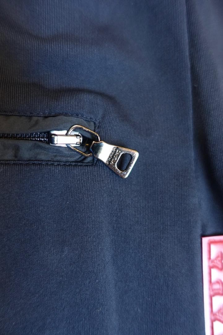 PRADA プラダ ブラック 赤タグ ラバー Tシャツ ジッパーポケット付き