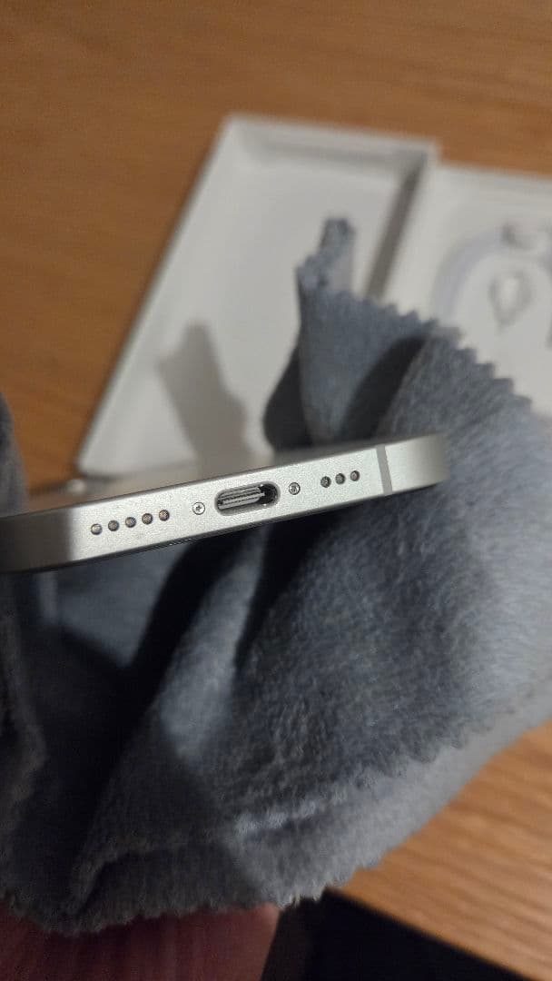 Apple iPhone 16e ホワイト 本体　128GB