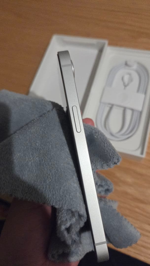 Apple iPhone 16e ホワイト 本体　128GB