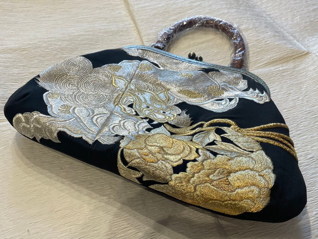 古布リメイクがま口バッグ　留袖　唐獅子　刺繍