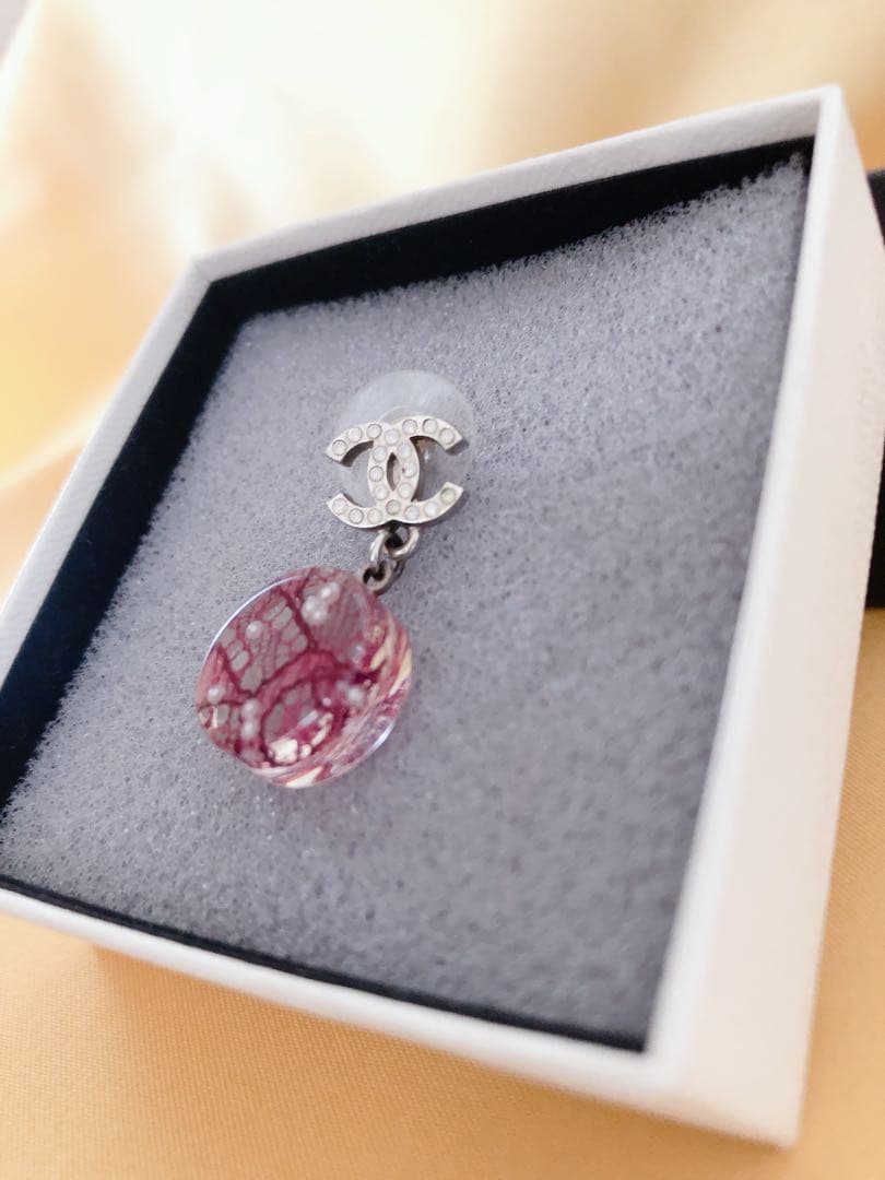 CHANEL シャネル　片耳ピアス　CHANELピンバッジ付き
