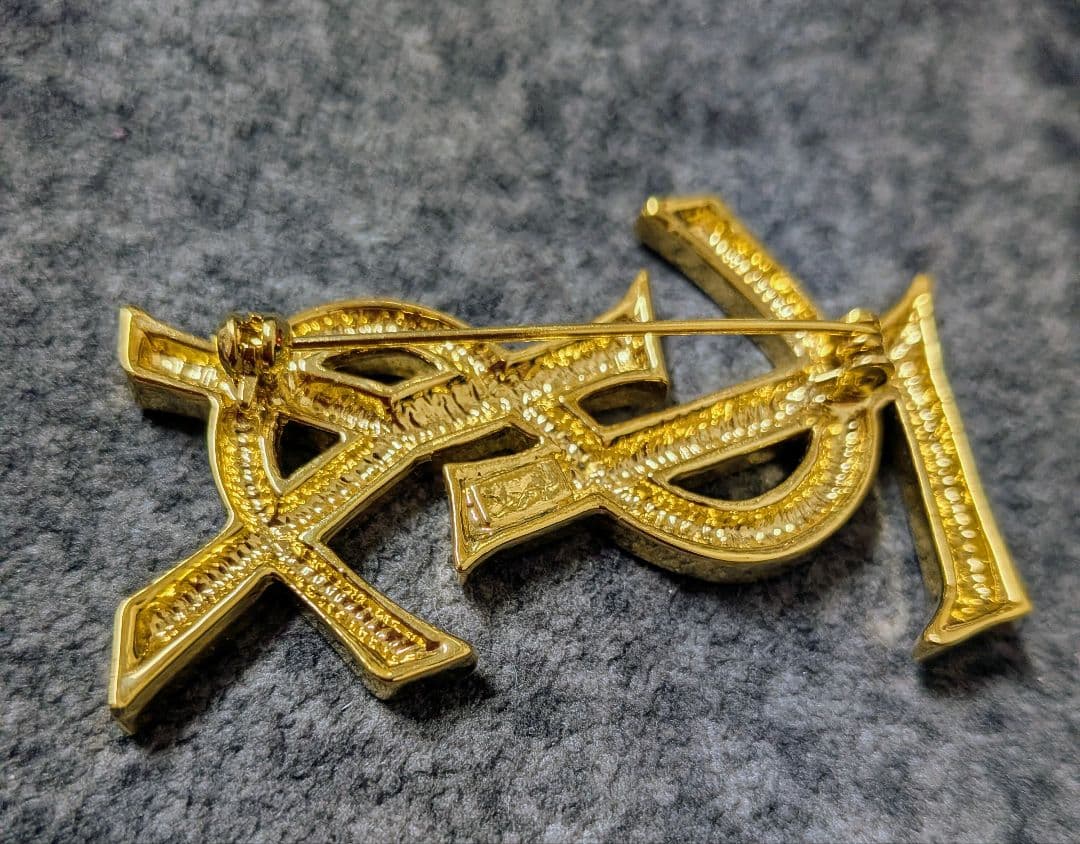 YSL ゴールド ロゴ ブローチ