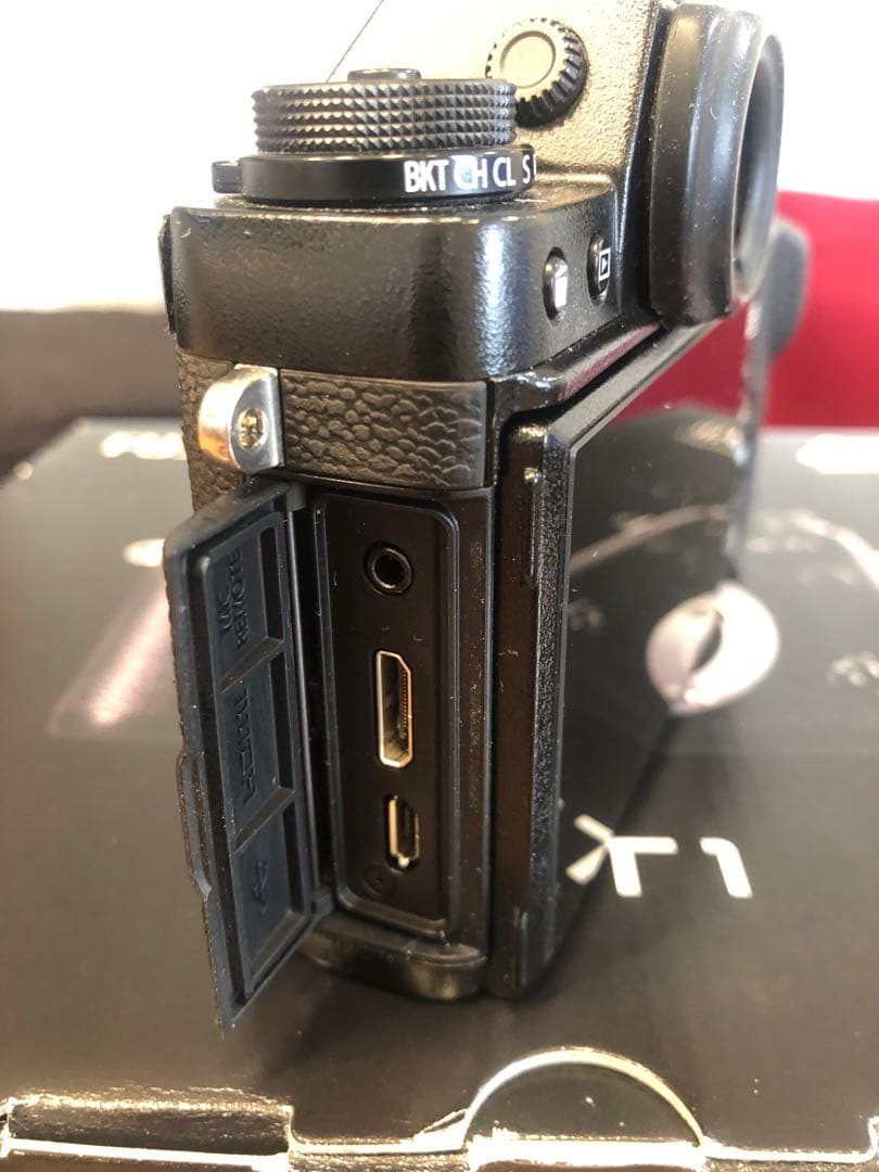 FUJI X-T1本体　バッテリー3個　フラッシュ　書籍　革製ケース