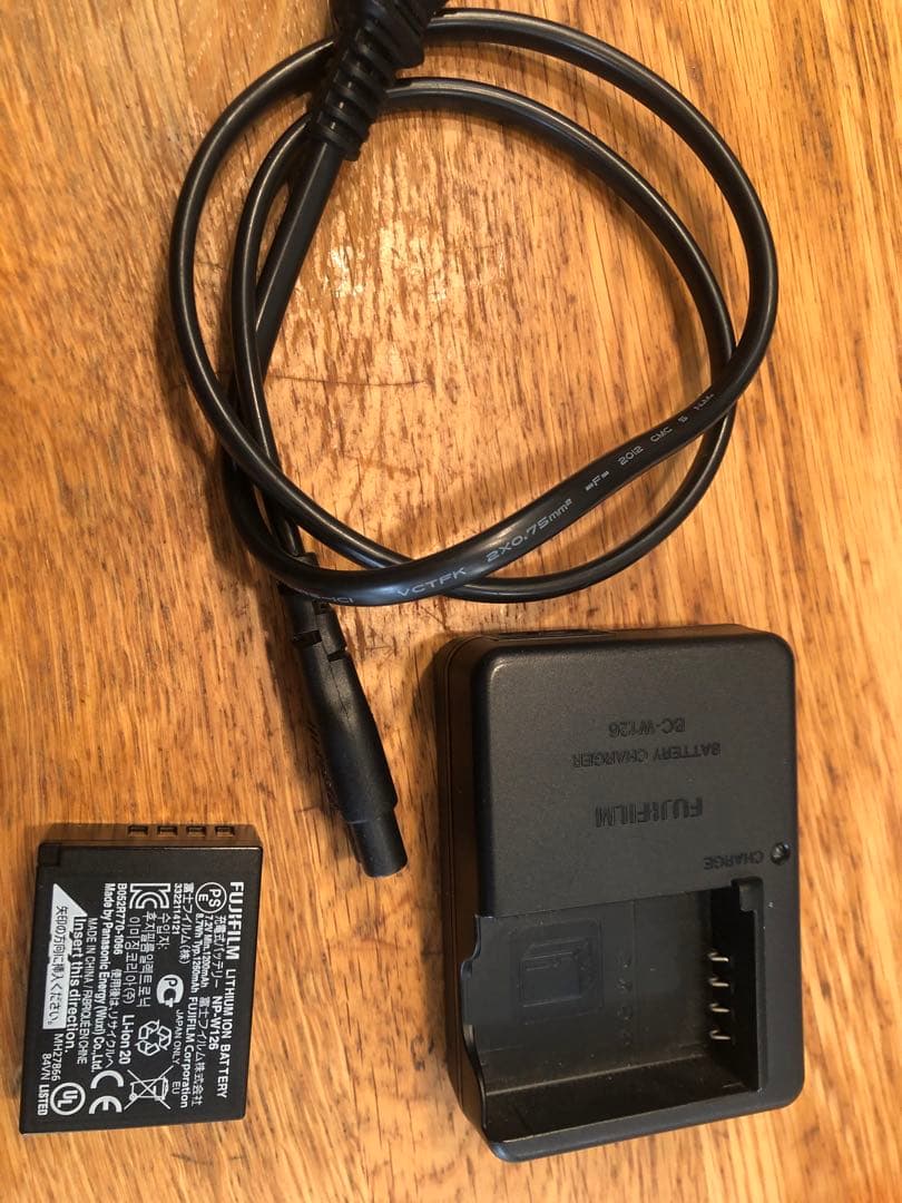 FUJI X-T1本体　バッテリー3個　フラッシュ　書籍　革製ケース