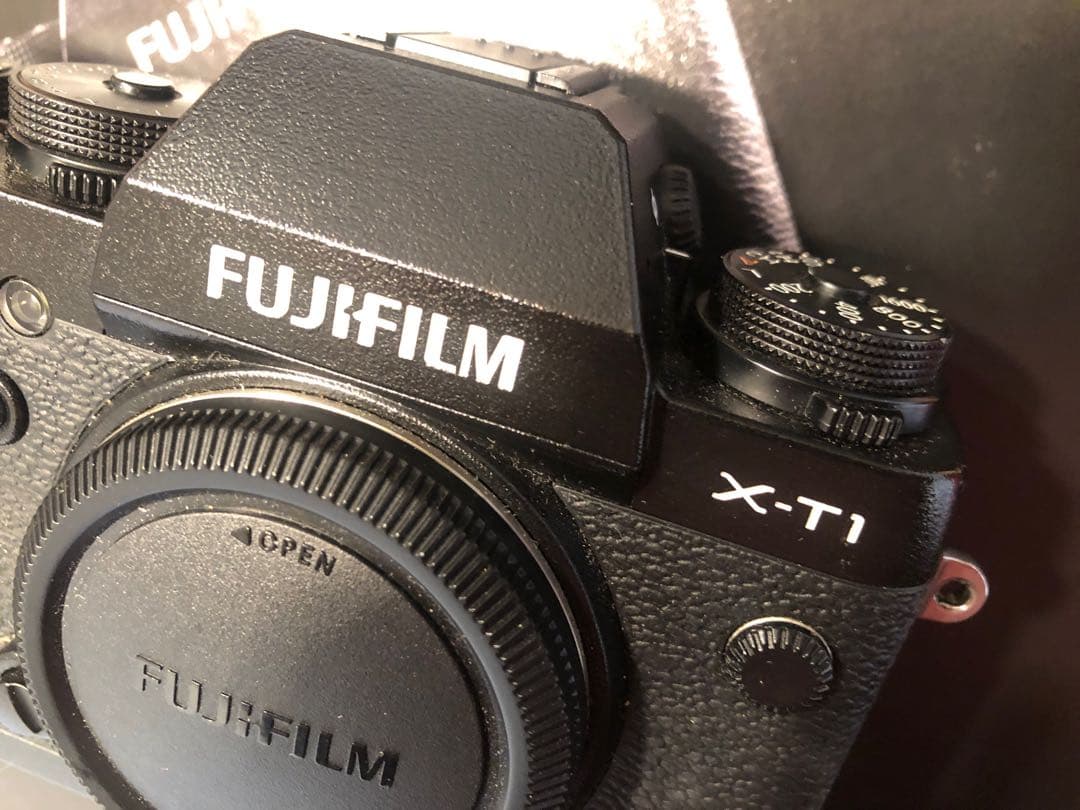 FUJI X-T1本体　バッテリー3個　フラッシュ　書籍　革製ケース