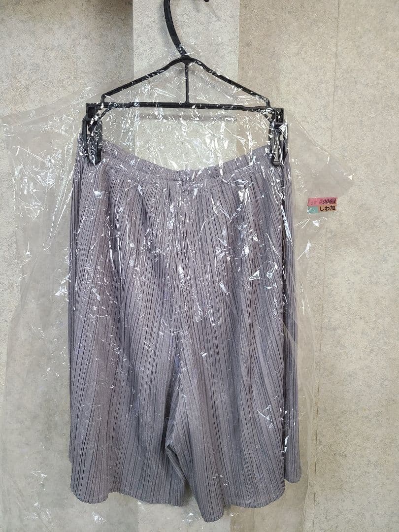 PLEATS PLEASE　グレー ショートパンツ