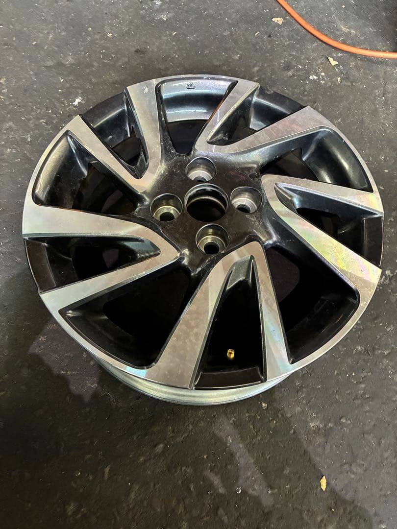 アクア　純正　16インチ 1本　 ブラック・シルバー ホイール