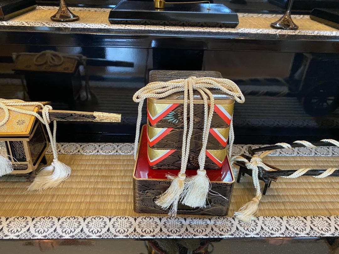 雛人形飾り 黒金　ひな壇三段飾り　人形なし