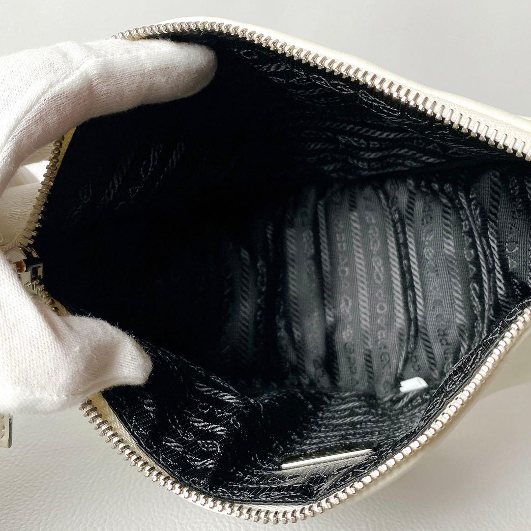 PRADA / トライアングル ショルダーバッグ エンボスロゴ ホワイト