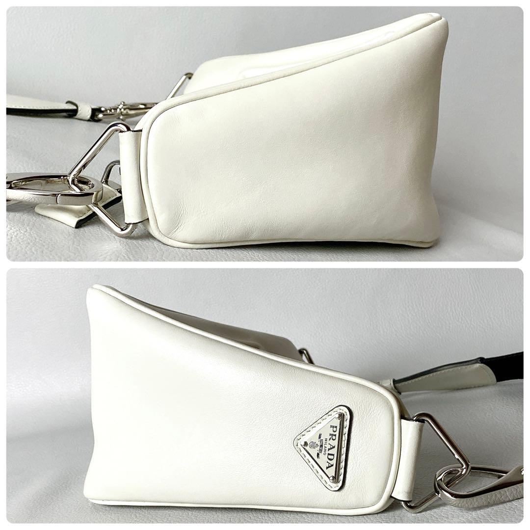 PRADA / トライアングル ショルダーバッグ エンボスロゴ ホワイト