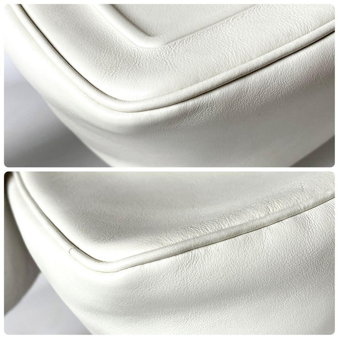 PRADA / トライアングル ショルダーバッグ エンボスロゴ ホワイト