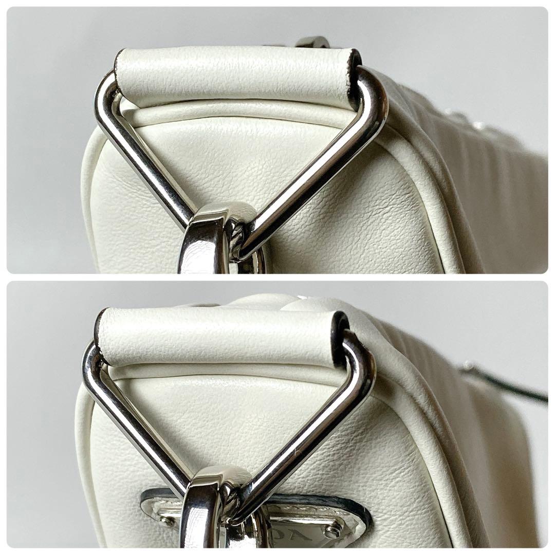 PRADA / トライアングル ショルダーバッグ エンボスロゴ ホワイト