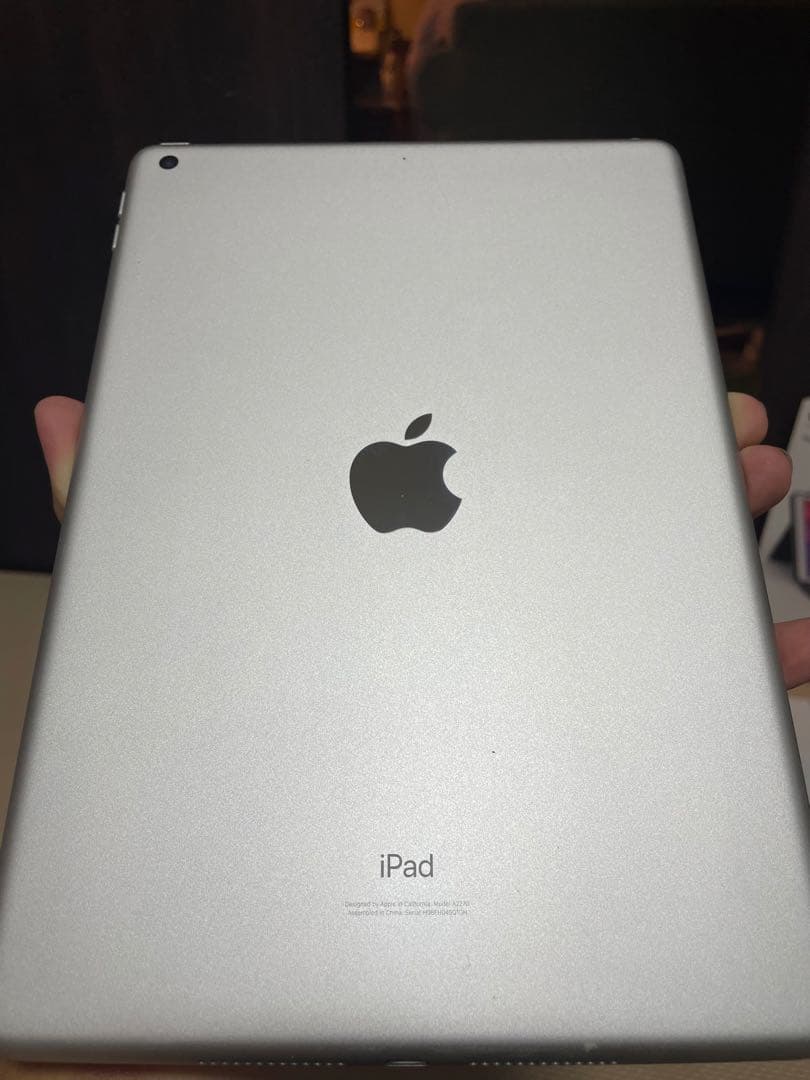【値下げ】Apple iPad第8世代 128GBシルバー 本体 充電器・箱付