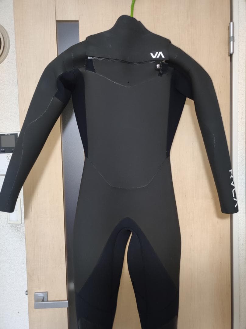 お値下げ!! RVCA セミドライ　チェストジップ　MLサイズ位です