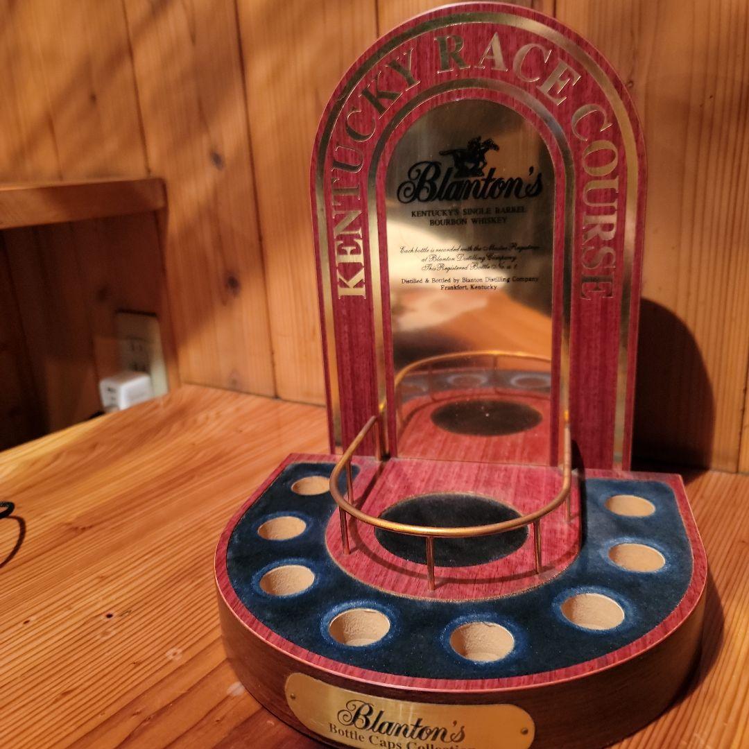 Blanton's ボトルキャップコレクション台座　背面付き