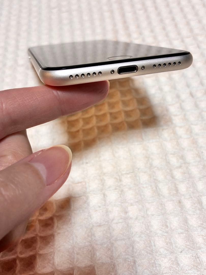 iPhoneSE スターライト　SIM無し