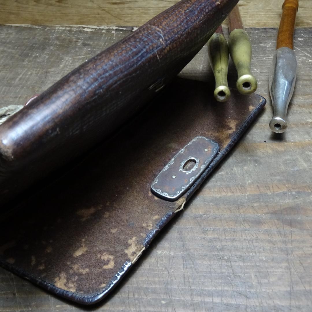 古い 煙草入れ+煙管入れ+煙管３つ　　　蝶の前金具　根付