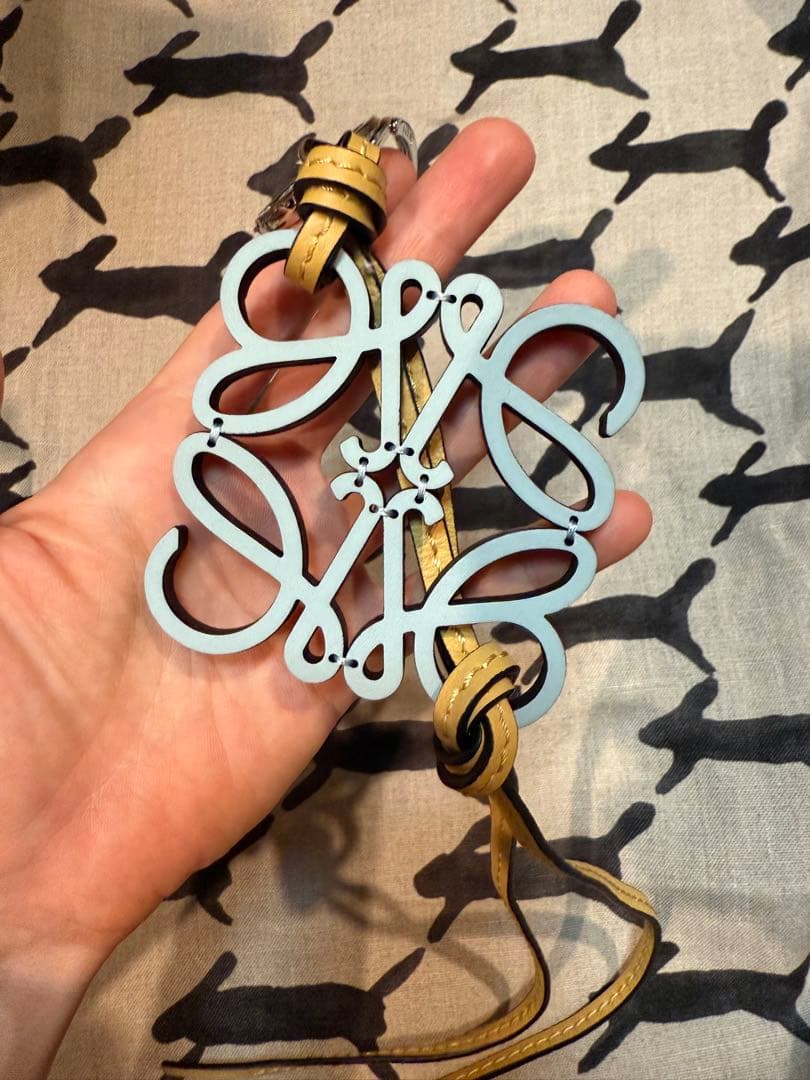 LOEWE ライトブルー×イエロー レザー モノグラムチャーム