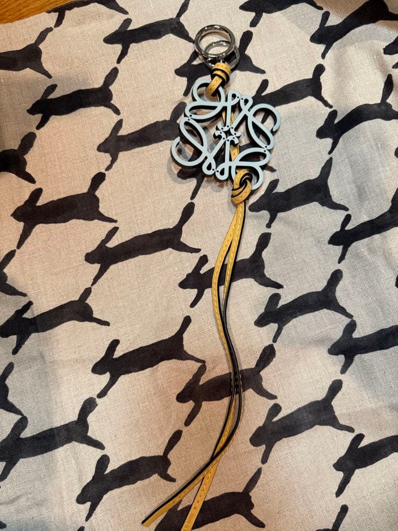 LOEWE ライトブルー×イエロー レザー モノグラムチャーム