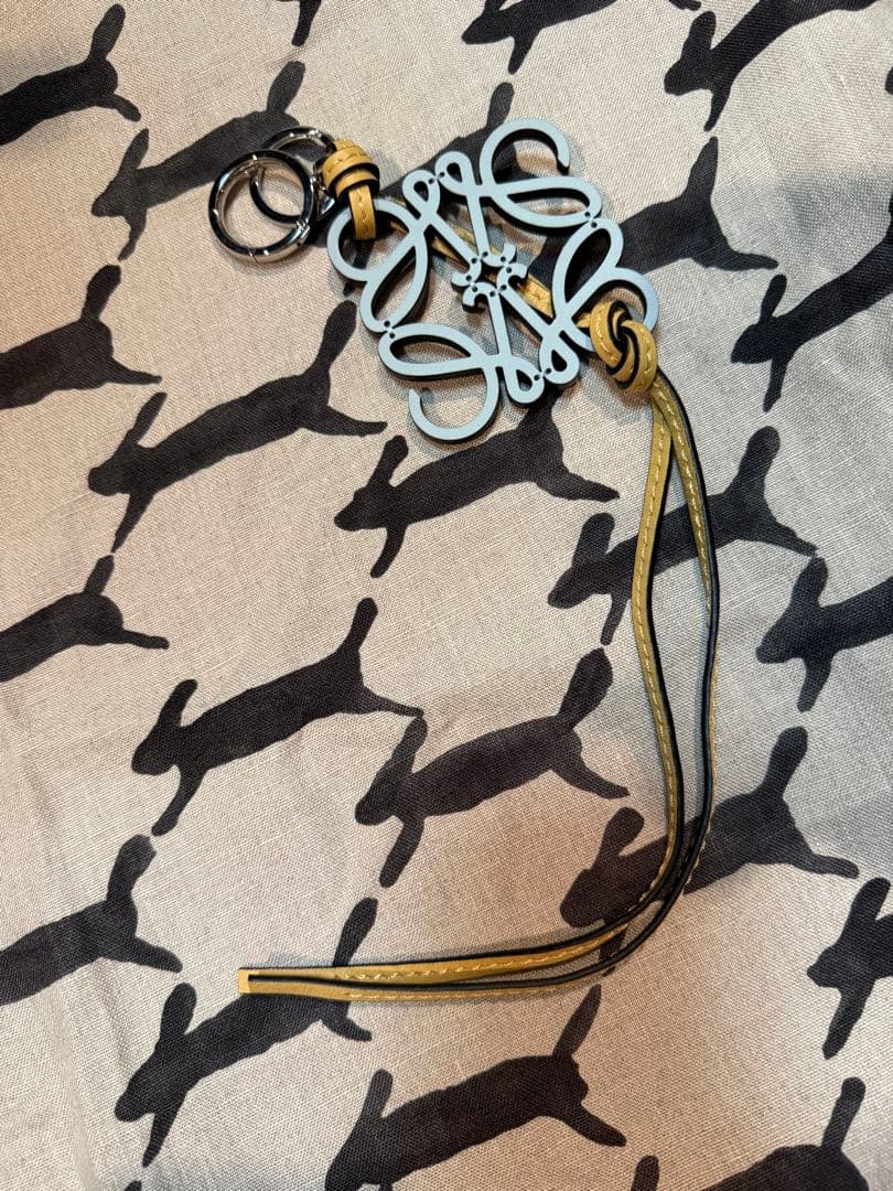 LOEWE ライトブルー×イエロー レザー モノグラムチャーム