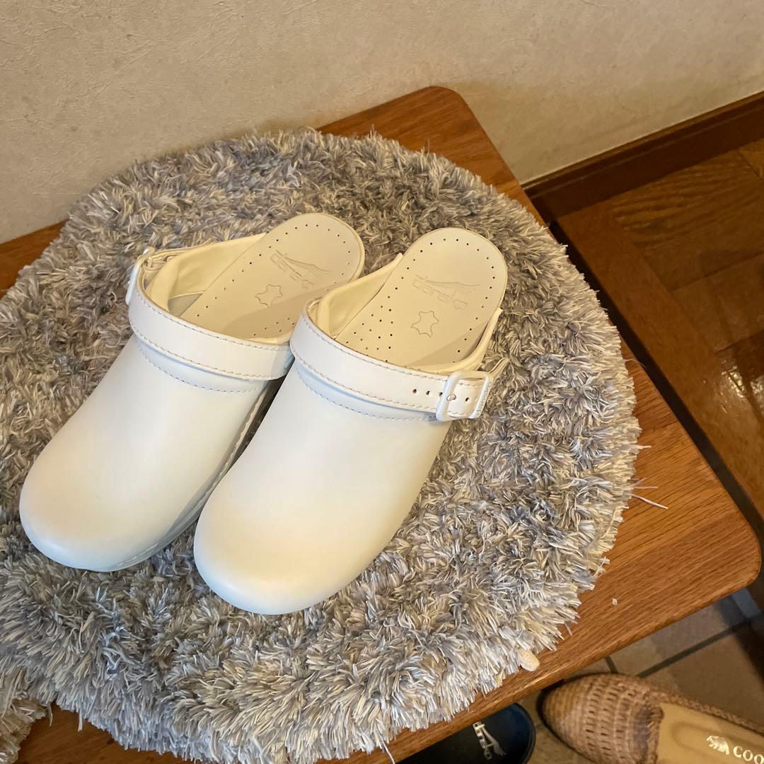 ホワイト ベルト付き クロッグサンダル