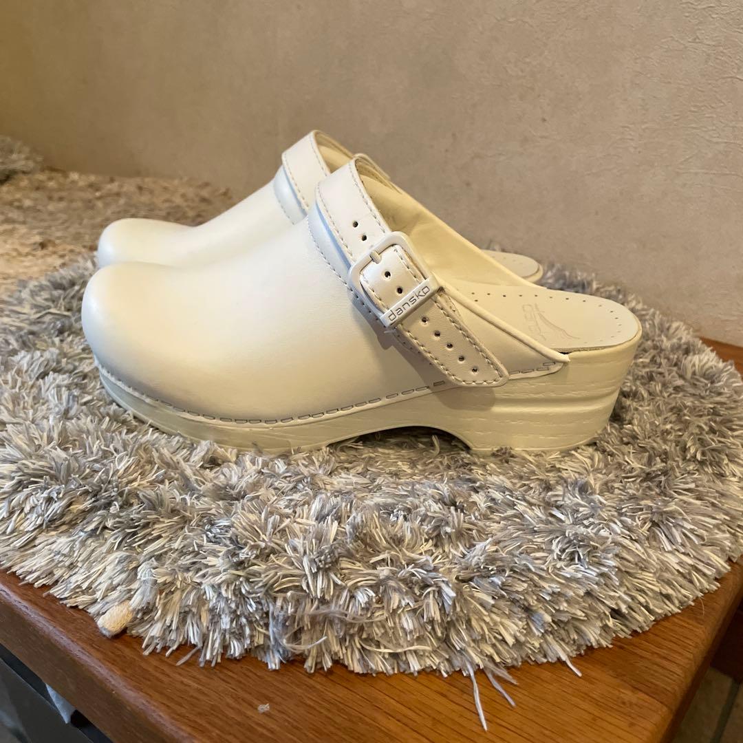 ホワイト ベルト付き クロッグサンダル