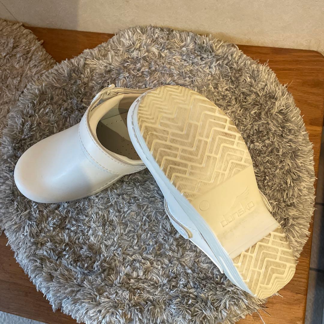 ホワイト ベルト付き クロッグサンダル