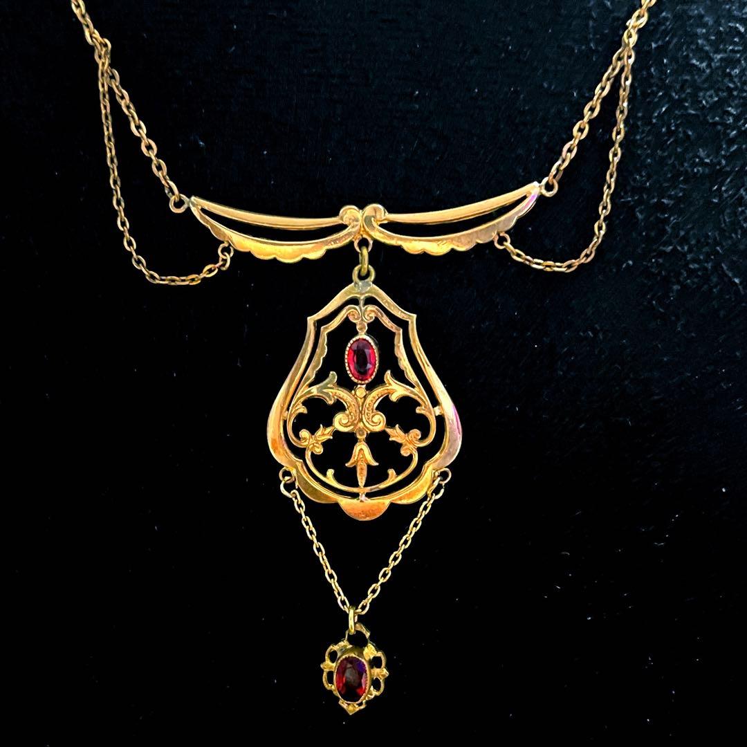 ヴィンテージ　エレガントなデザインのネックレス　石付き