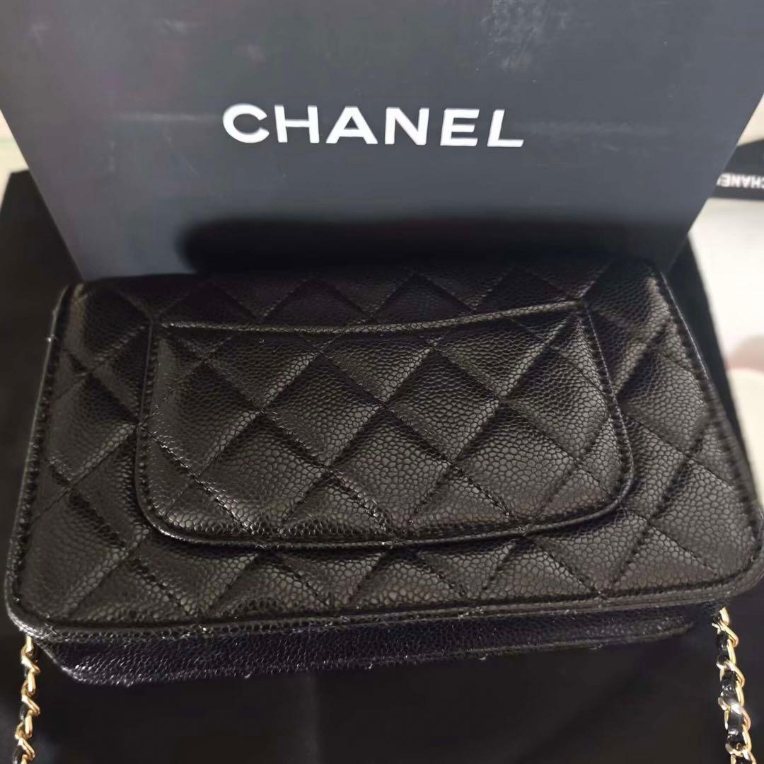 キルティングデザインのブラックレザーショルダーバッグ、ゴールドチェーン付き。