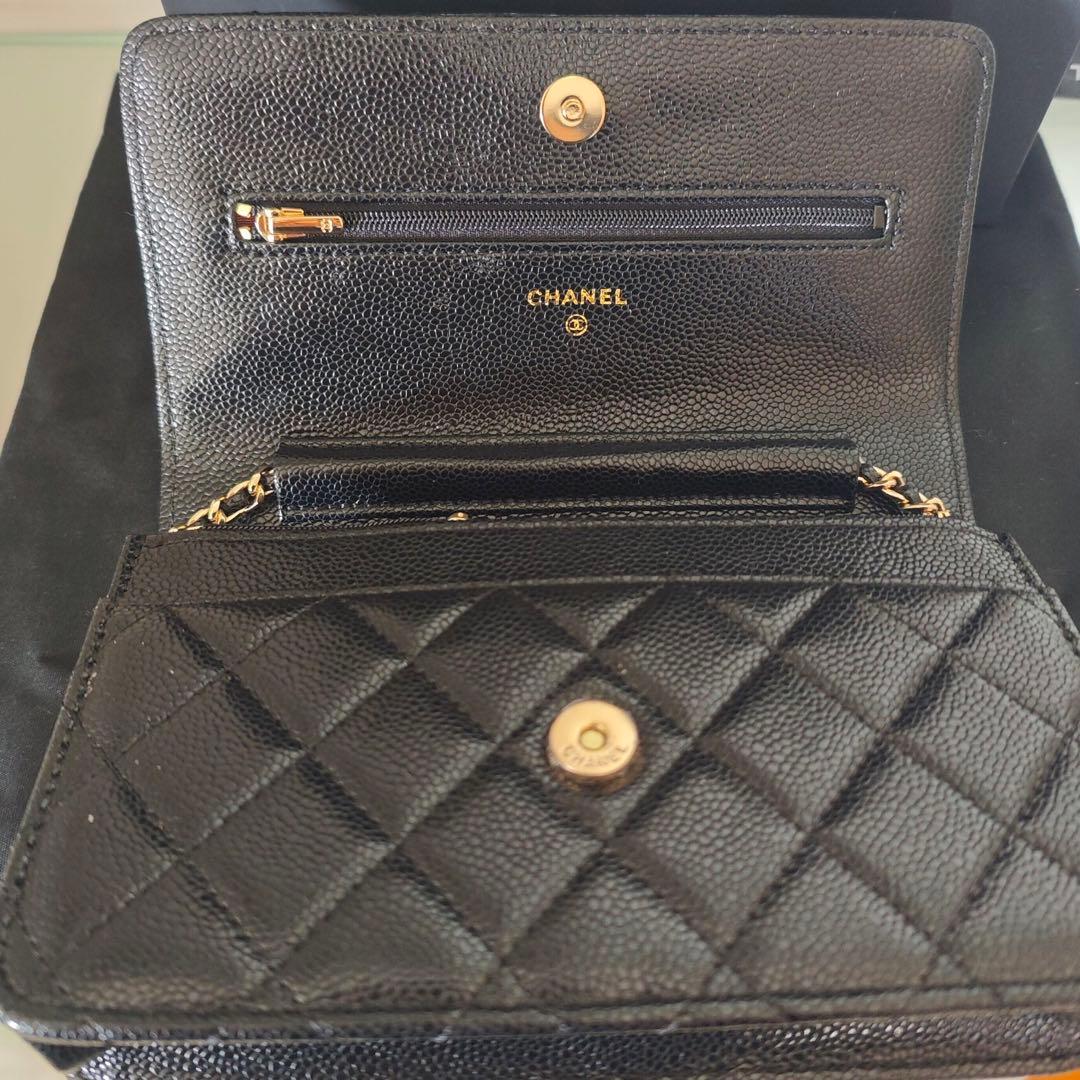 キルティングデザインのブラックレザーショルダーバッグ、ゴールドチェーン付き。