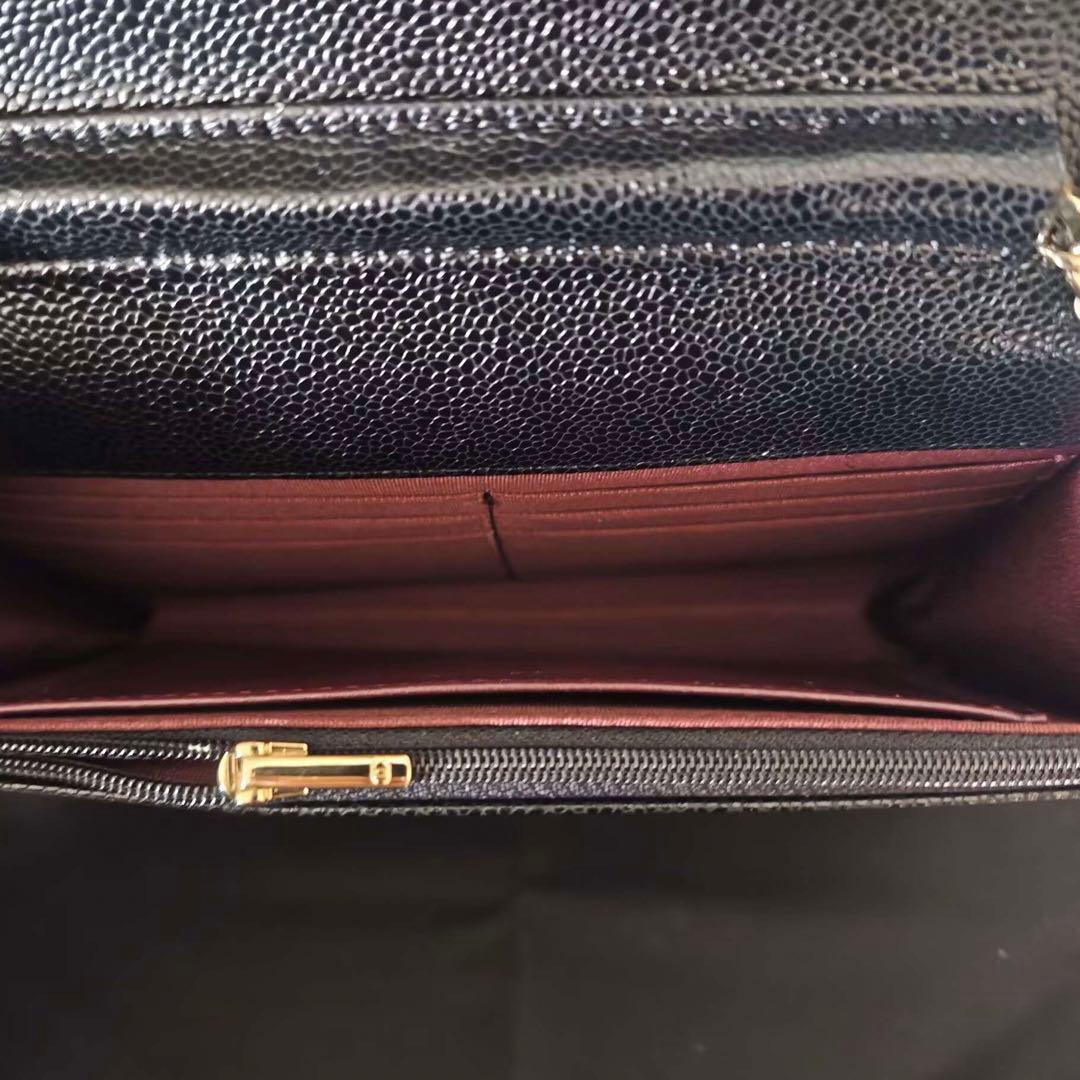 キルティングデザインのブラックレザーショルダーバッグ、ゴールドチェーン付き。