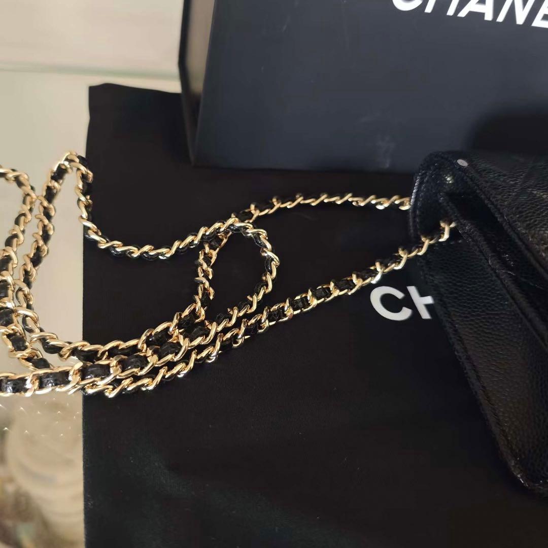 キルティングデザインのブラックレザーショルダーバッグ、ゴールドチェーン付き。