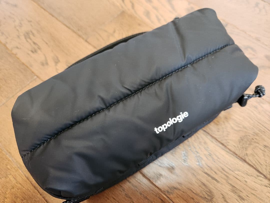 トポロジー topologie ボトルサコッシュ black puffer