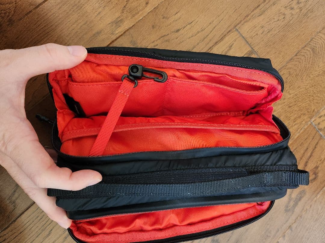 トポロジー topologie ボトルサコッシュ black puffer