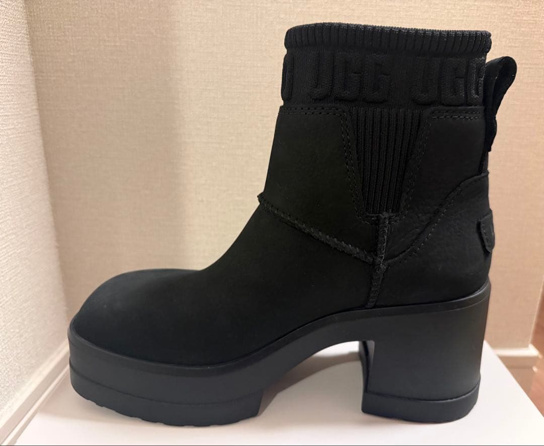 【美品】 UGG モクシーチェルシー 厚底ブーツ 黒 23.5cm