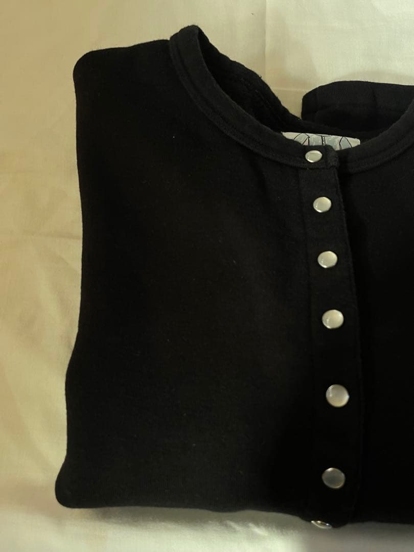 美品　アニエス・ベー　ブラック ボタン付き クロップドカーディガン