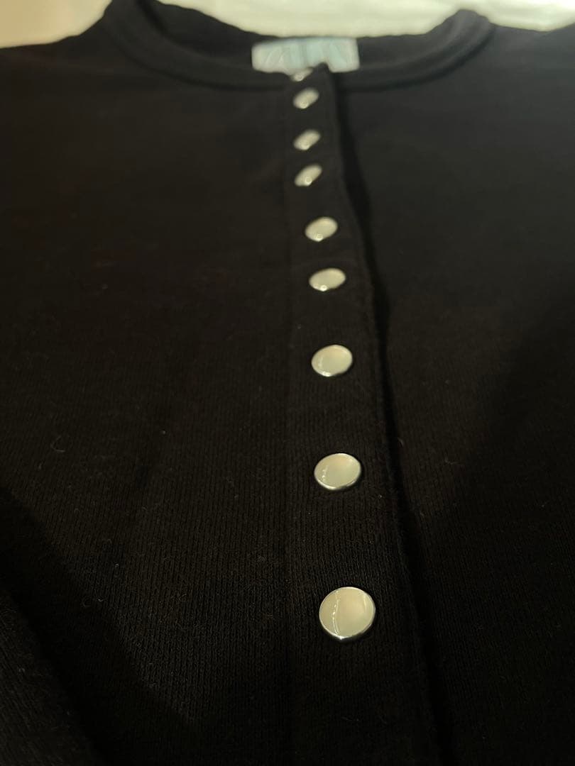 美品　アニエス・ベー　ブラック ボタン付き クロップドカーディガン