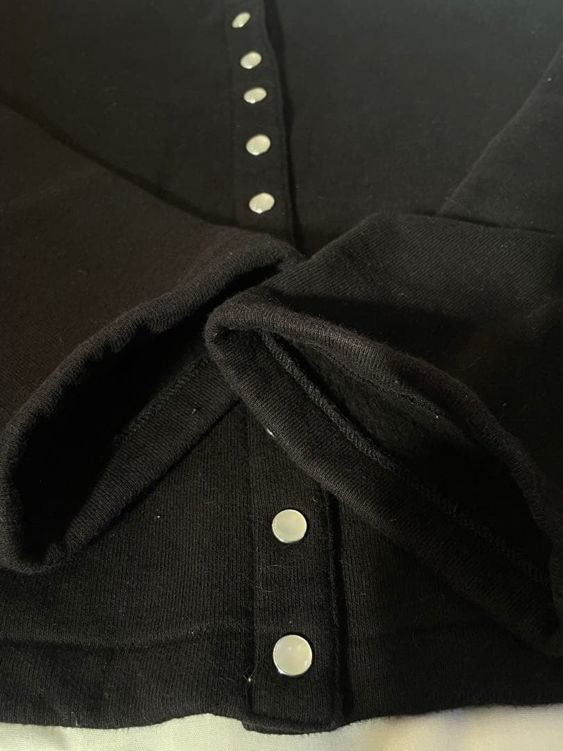 美品　アニエス・ベー　ブラック ボタン付き クロップドカーディガン