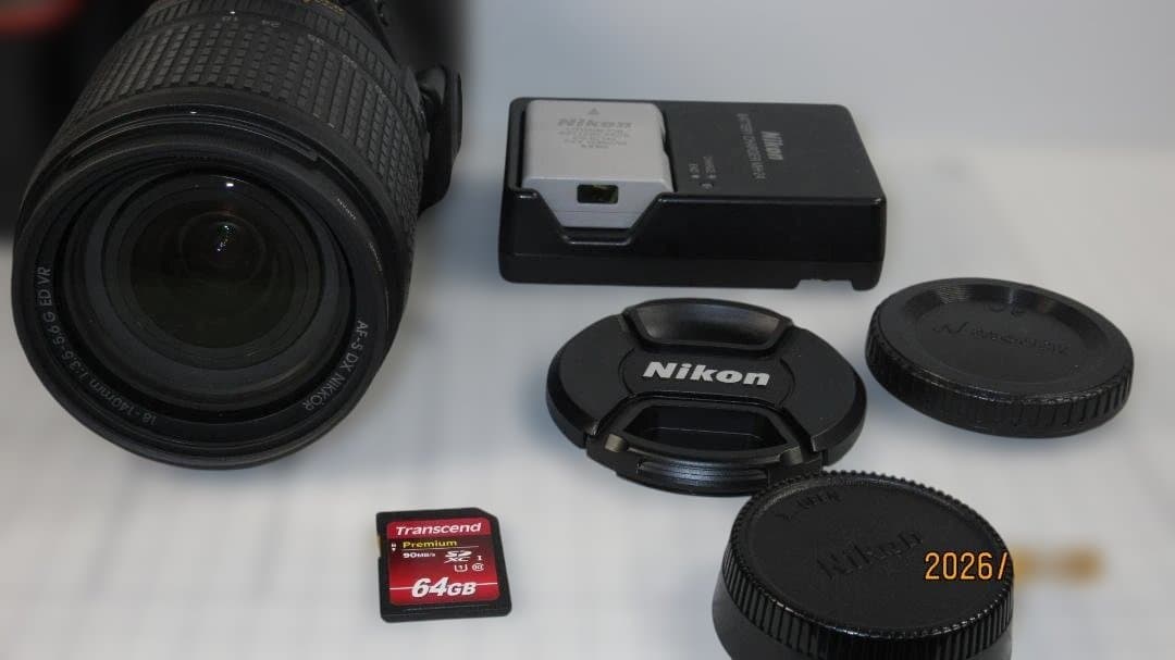 Nikon D5500 デジタル一眼レフカメラ、18-140mmレンズ付き極上品