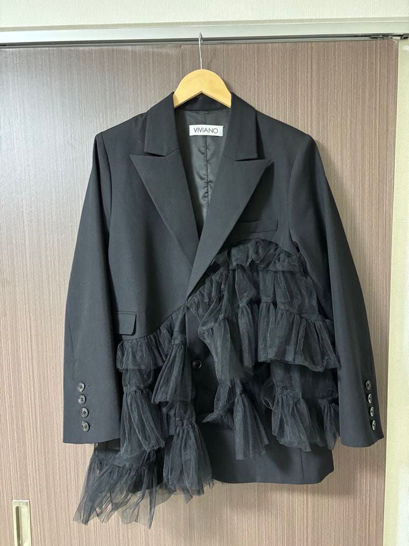 VIVANO フリル付きブラックテーラードジャケット