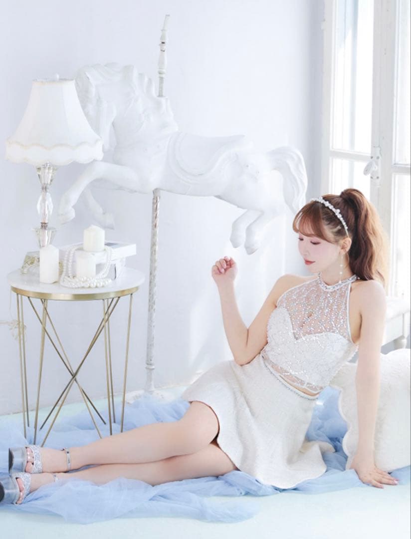 ホワイト ビーズ装飾 フレアドレス