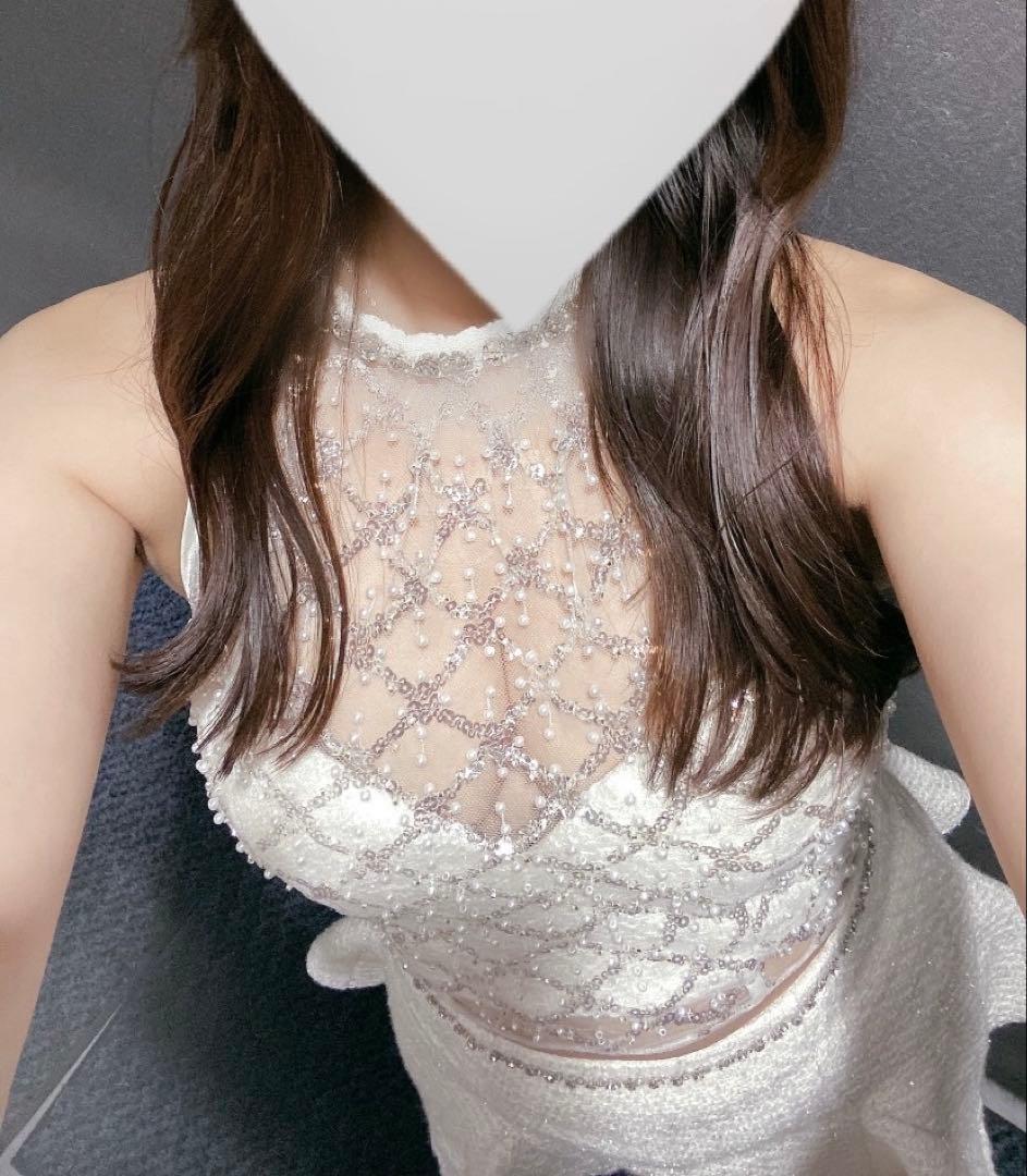 ホワイト ビーズ装飾 フレアドレス