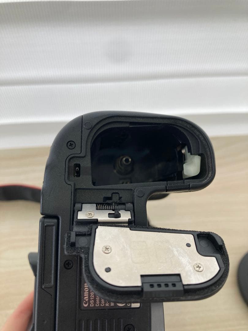 Canon EOS R ミラーレスカメラ 本体とバッテリーチャージャー