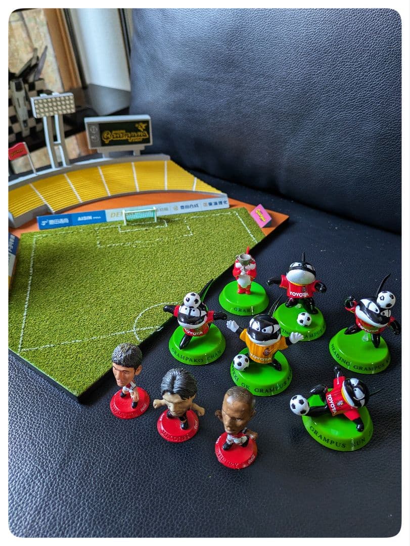 瑞穂メモリアルピッチ（ジオラマ）&グランパスくん一家フィギュア おまけ付 非売品