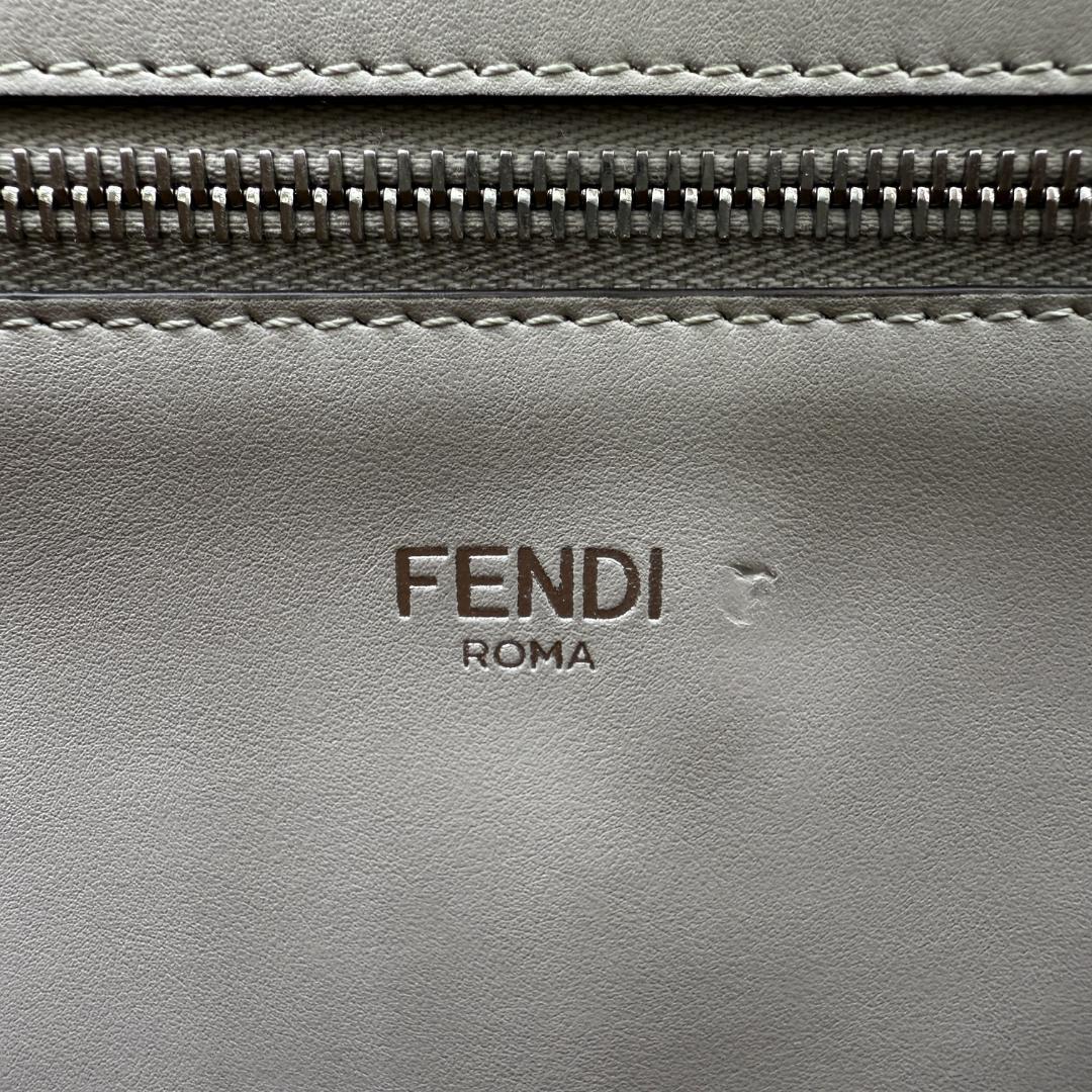 M6932 フェンディ ピーカブー アイシーユー ミディアム 7VA529