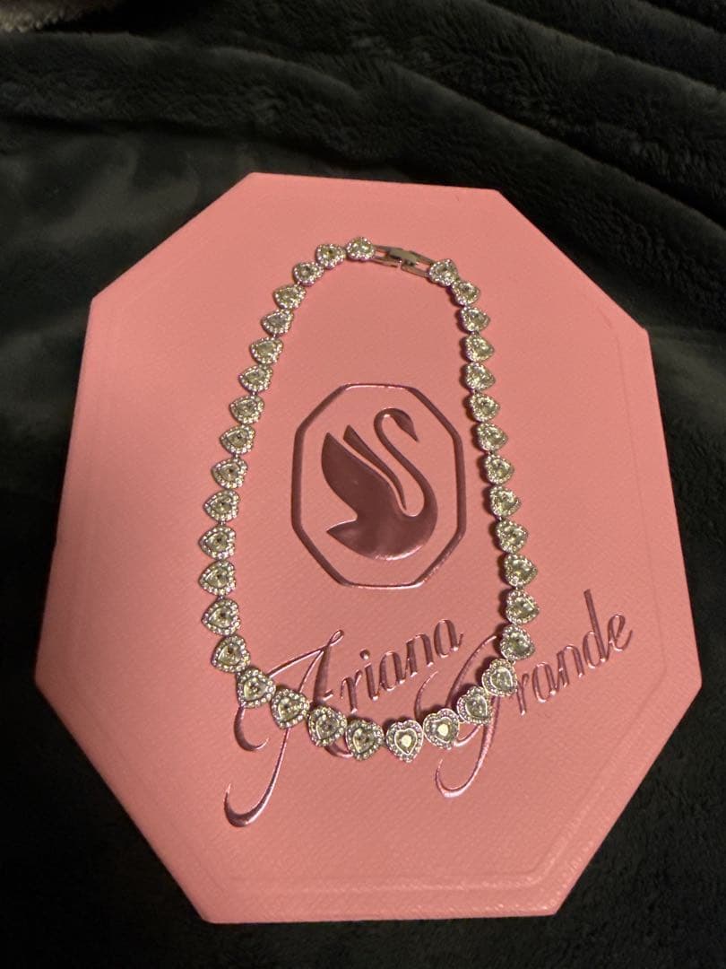 スワロフスキー アリアナ・グランデ ハート チョーカーネックレス