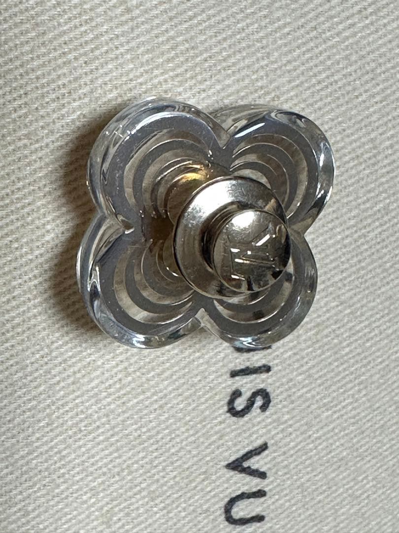 ルイヴィトンバッジ