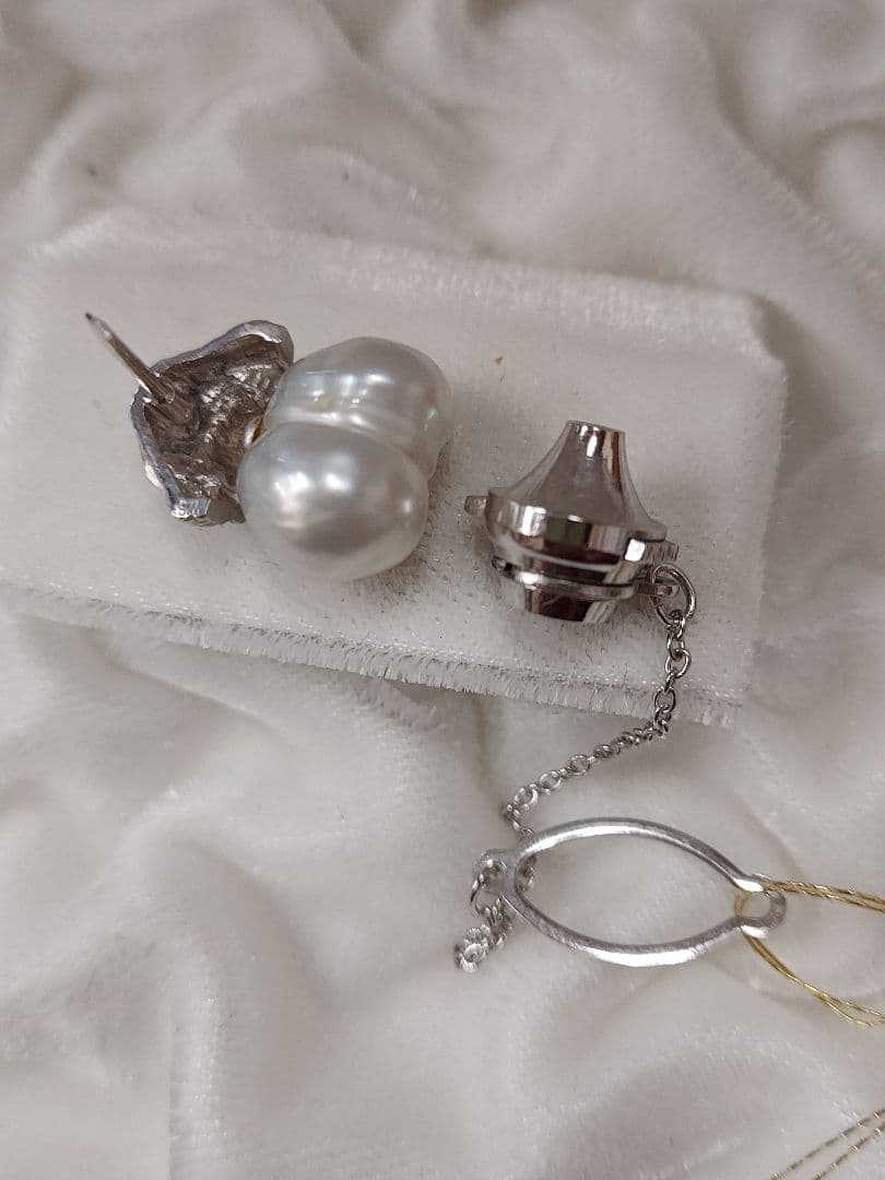 本日値下げ　新品　ホワイトゴールド　犬モチーフ南洋真珠タイタック　男女兼用