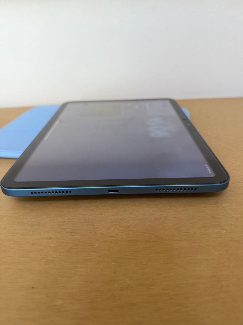 Apple iPad (第10世代) 本体とカバー、箱、フィルム貼り済み。